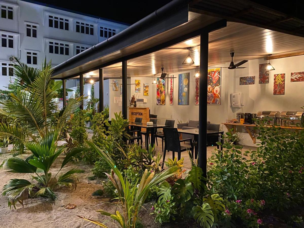 Chillax Thoddoo Hotel Bagian luar foto